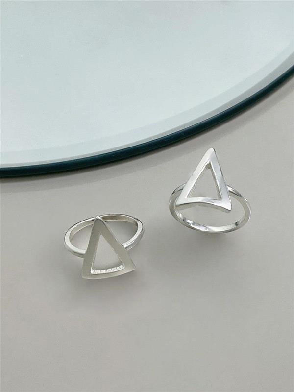 ANEL TRIÂNGULO GRANDE VAZADO