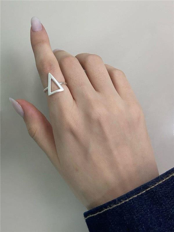 ANEL TRIÂNGULO GRANDE VAZADO