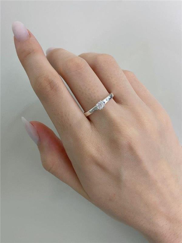 ANEL SOLITÁRIO COM DETALHE EM ZIRCÔNIA