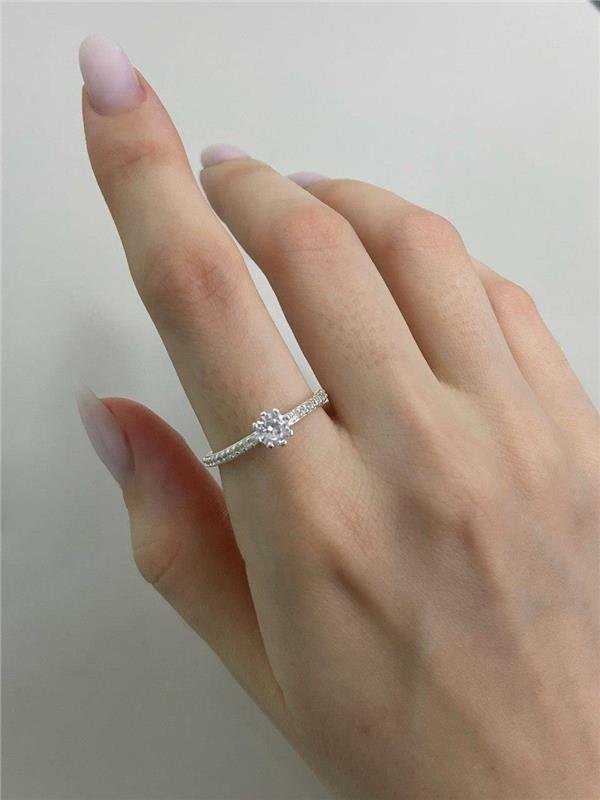 ANEL SOLITÁRIO COM DETALHE EM ZIRCÔNIA