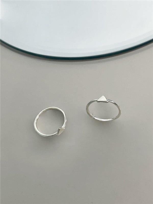 ANEL TRIÂNGULO CHEIO LISO