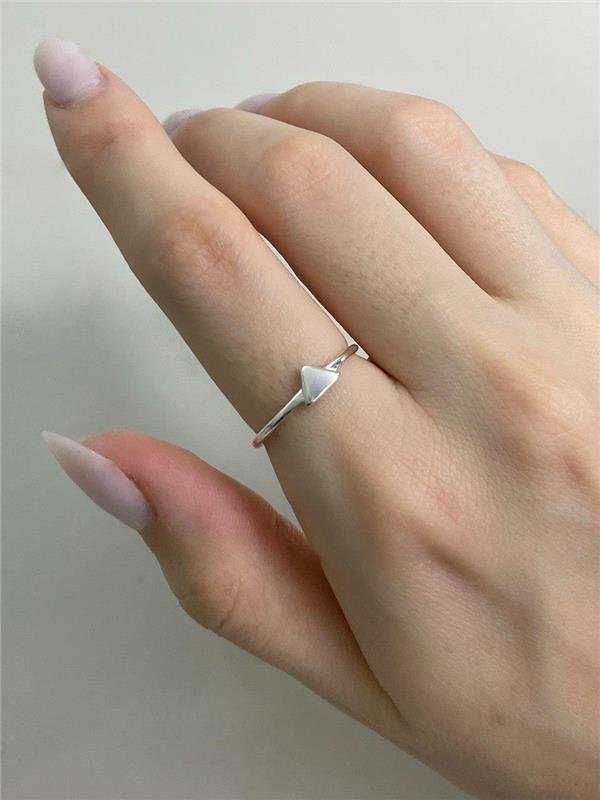 ANEL TRIÂNGULO CHEIO LISO