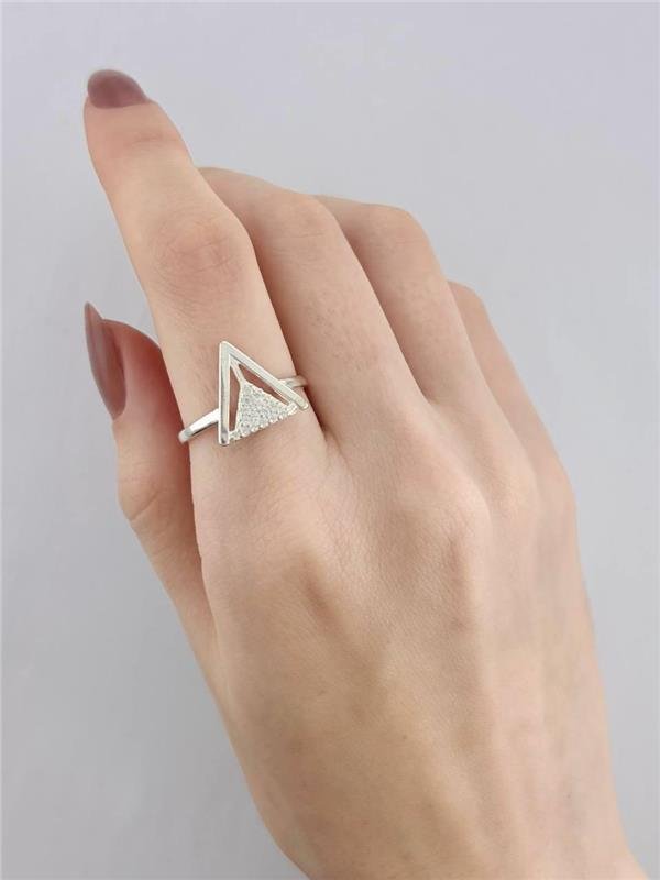 ANEL TRIÂNGULO COM ZIRCÔNIA CRISTAL 