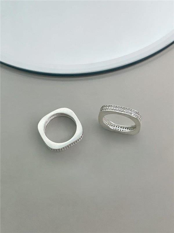 ANEL QUADRADO LARGO CRAVEJADO