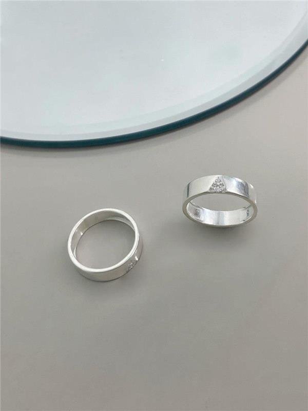 ANEL LARGO C/DETALHE EM V ZIRCÔNIA