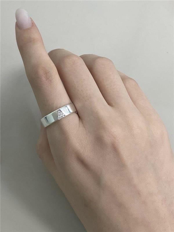 ANEL LARGO C/DETALHE EM V ZIRCÔNIA