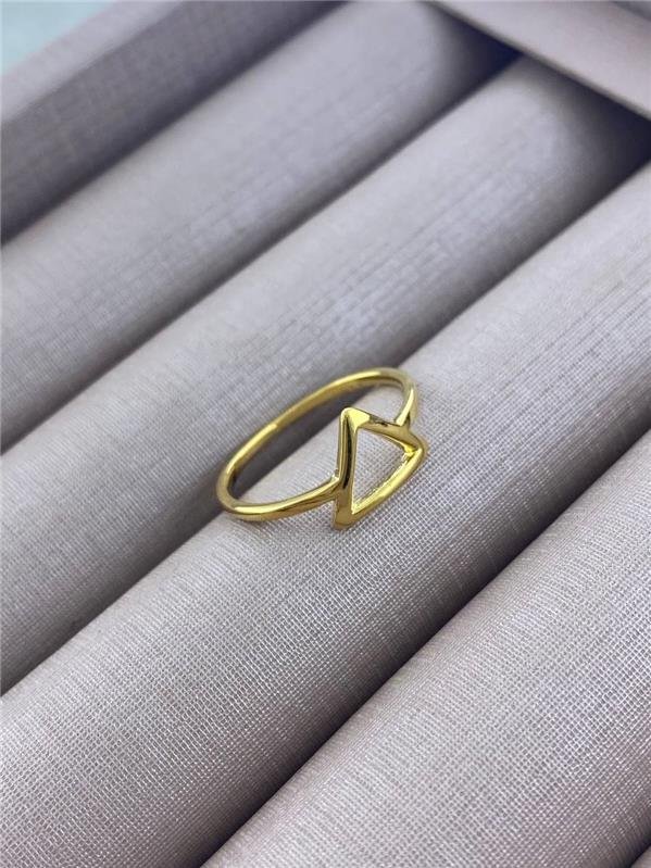 ANEL TRIÂNGULO VAZADO