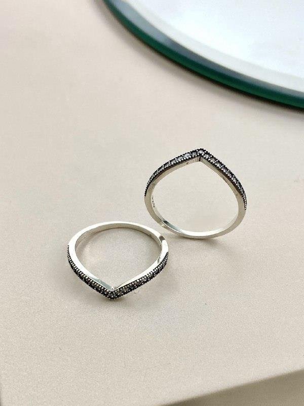 ANEL EM V COM ZIRCÔNIA