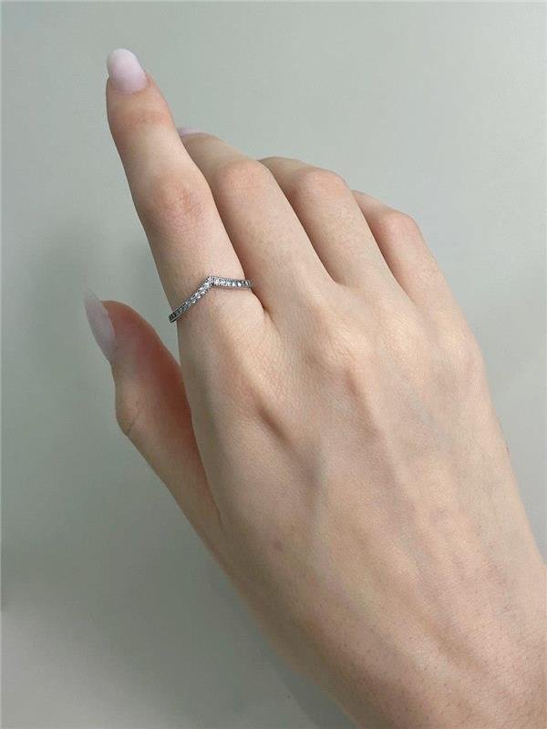 ANEL EM V COM ZIRCÔNIA