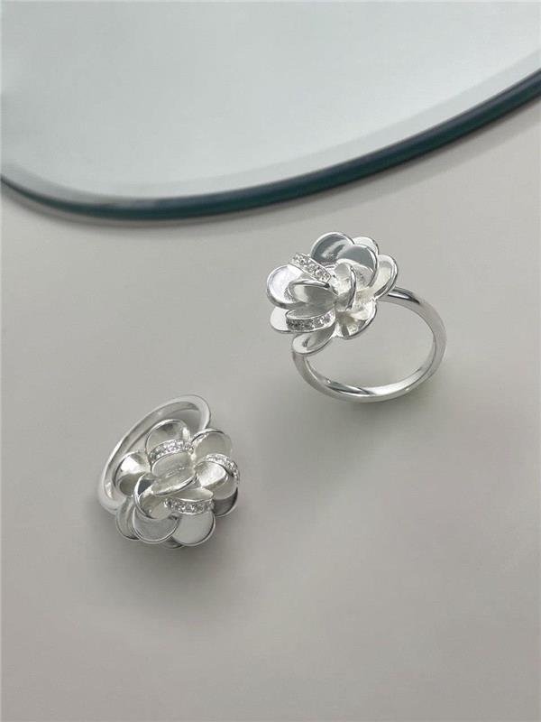 ANEL FLOR C/DETALHE EM ZIRCÔNIA