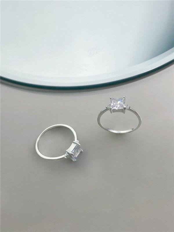 ANEL SOLITÁRIO DETALHE QUADRADO