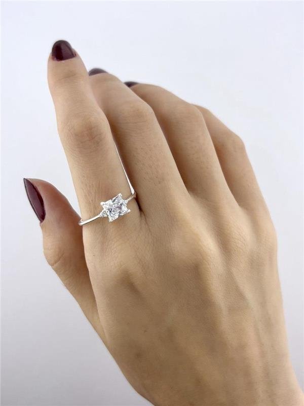 ANEL SOLITÁRIO DETALHE QUADRADO