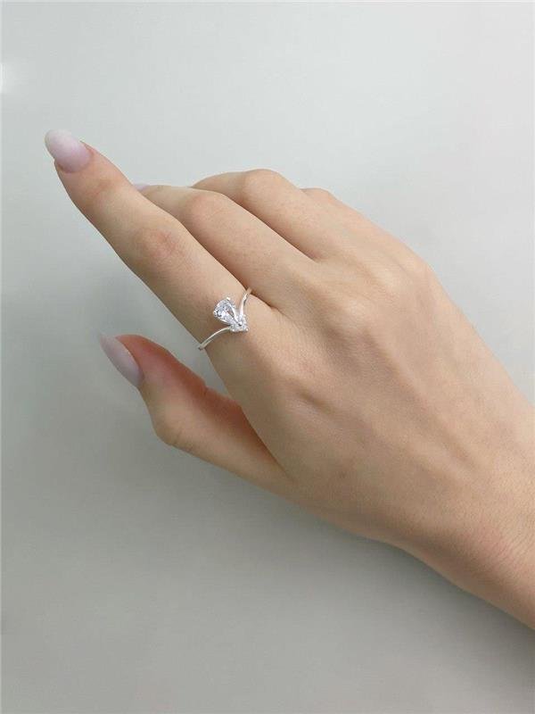 ANEL COM DETALHE EM GOTA