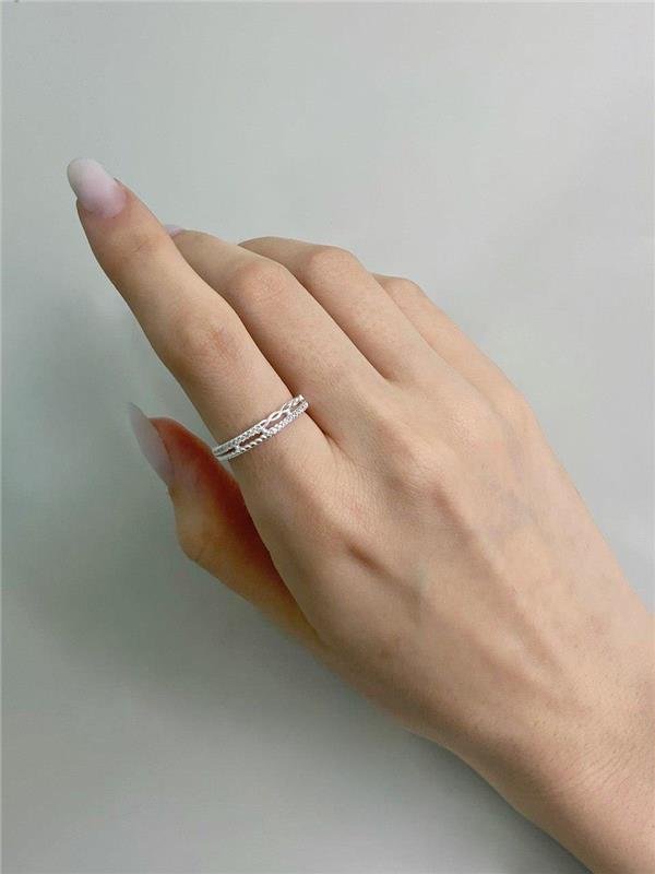 ANEL C/DETALHE TORCIDO E ZIRCÔNIA