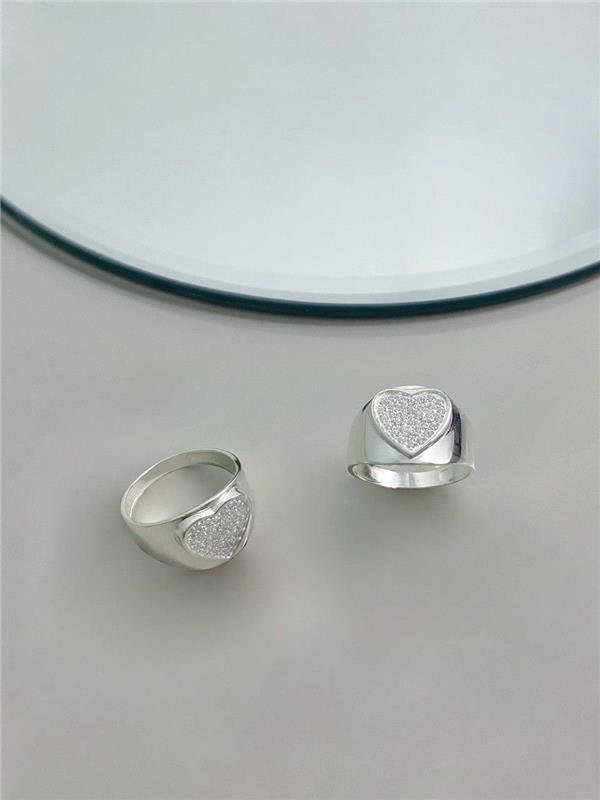 ANEL LARGO C/CORAÇÃO CRAVEJADO