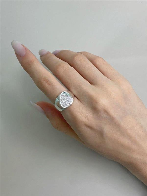 ANEL LARGO C/CORAÇÃO CRAVEJADO