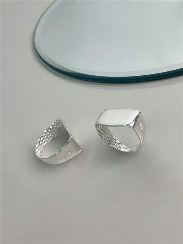 ANEL LARGO LISO C/DETALHE PONTO LUZ