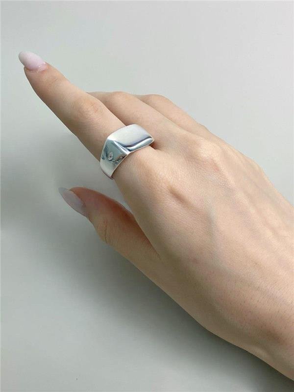 ANEL LARGO LISO C/DETALHE PONTO LUZ