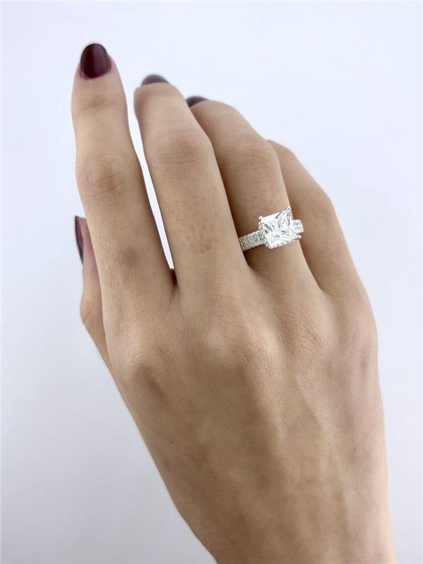 ANEL SOLITÁRIO C/DETALHE NA BASE