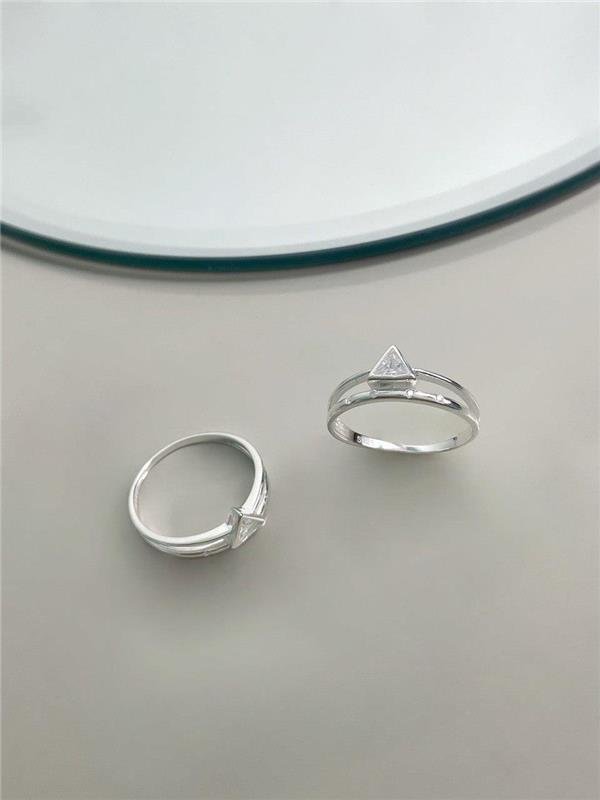 ANEL TRIÂNGULO C/PONTO LUZ