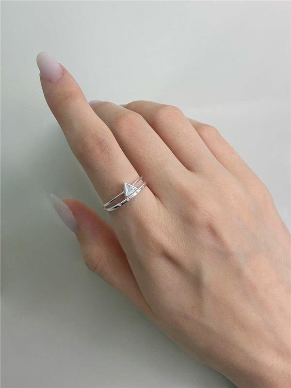 ANEL TRIÂNGULO C/PONTO LUZ