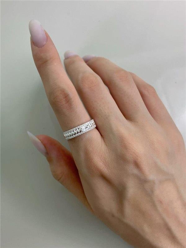 ANEL C/DETALHE CRAVEJADO