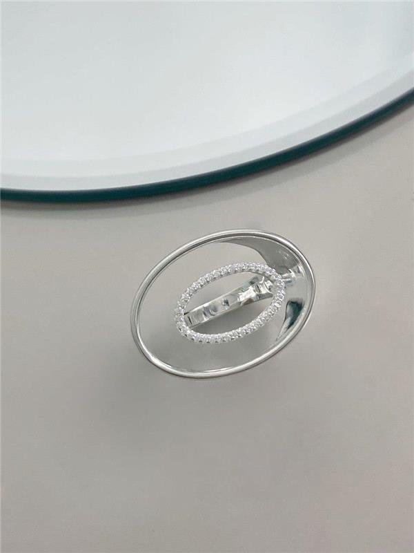 ANEL OVAL C/DETALHE LISO E ZIRCÔNIA