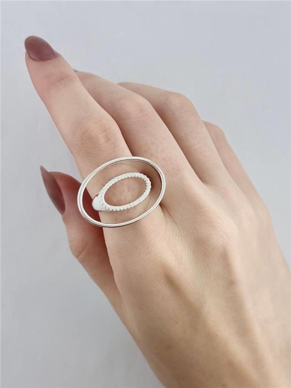 ANEL OVAL C/DETALHE LISO E ZIRCÔNIA