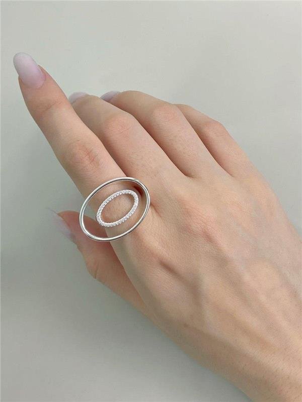 ANEL OVAL C/DETALHE LISO E ZIRCÔNIA