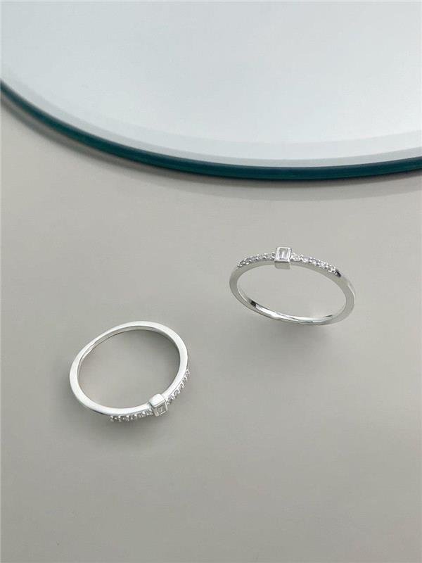 ANEL COM DETALHE RETÂNGULAR