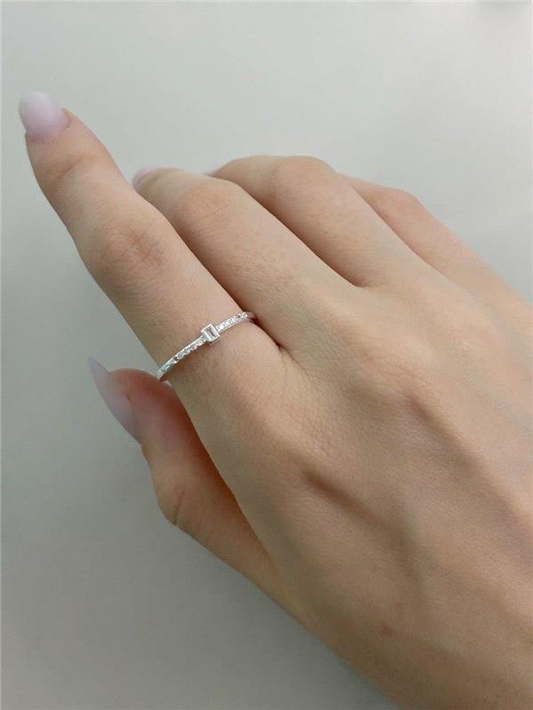 ANEL COM DETALHE RETÂNGULAR