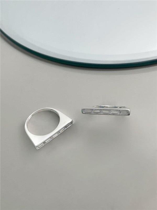 ANEL SINETE COM ZIRCÔNIA NAVETE