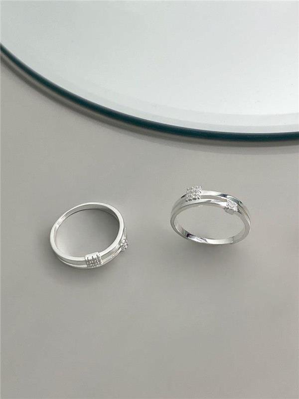 ANEL COM DETALHE QUADRADO ZIRCÔNIA