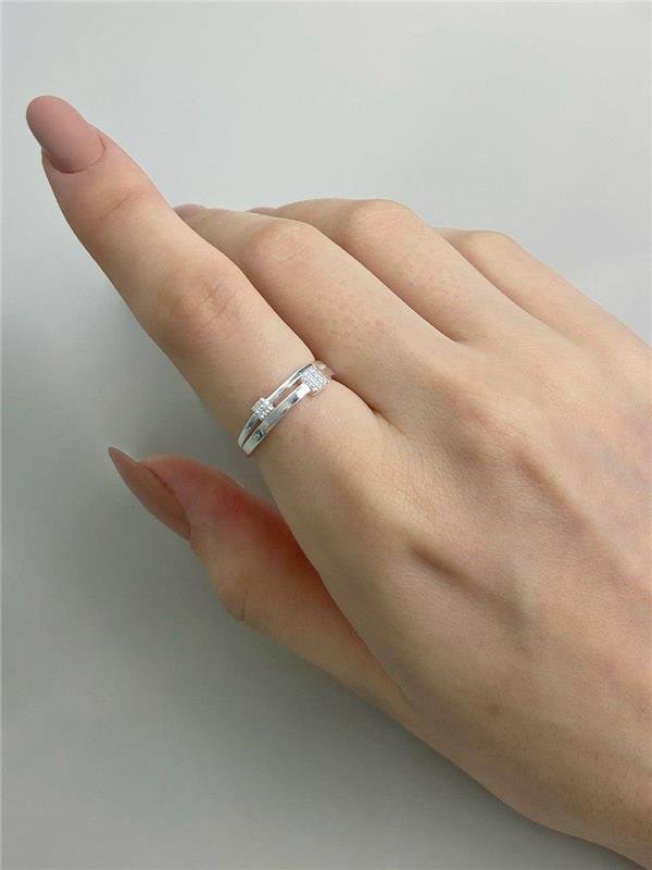 ANEL COM DETALHE QUADRADO ZIRCÔNIA