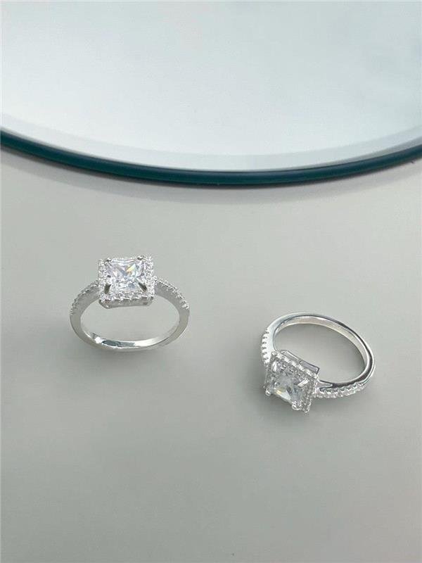 ANEL SOLITÁRIO PONTO DE LUZ QUADRADO DETALHE CRAVEJADO