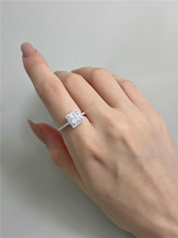 ANEL SOLITÁRIO PONTO DE LUZ QUADRADO DETALHE CRAVEJADO