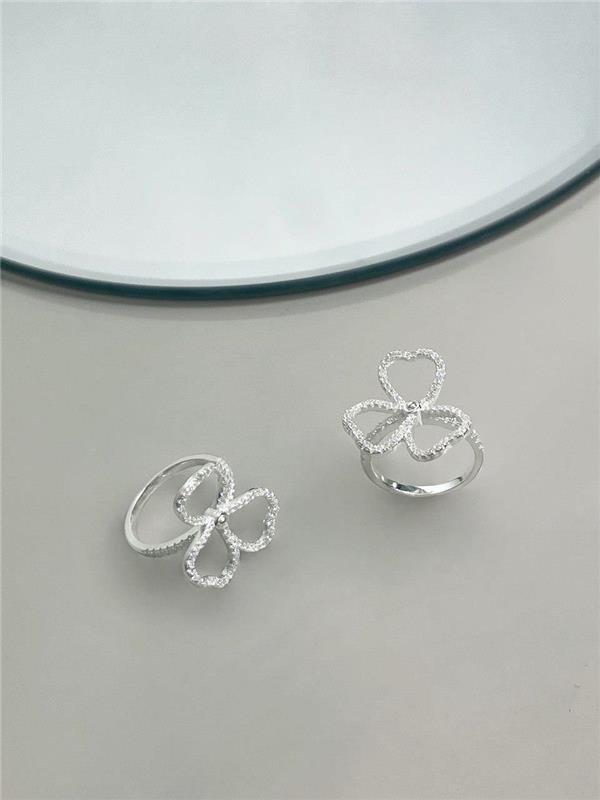 ANEL TREVO VAZADO C/ZIRCÔNIA