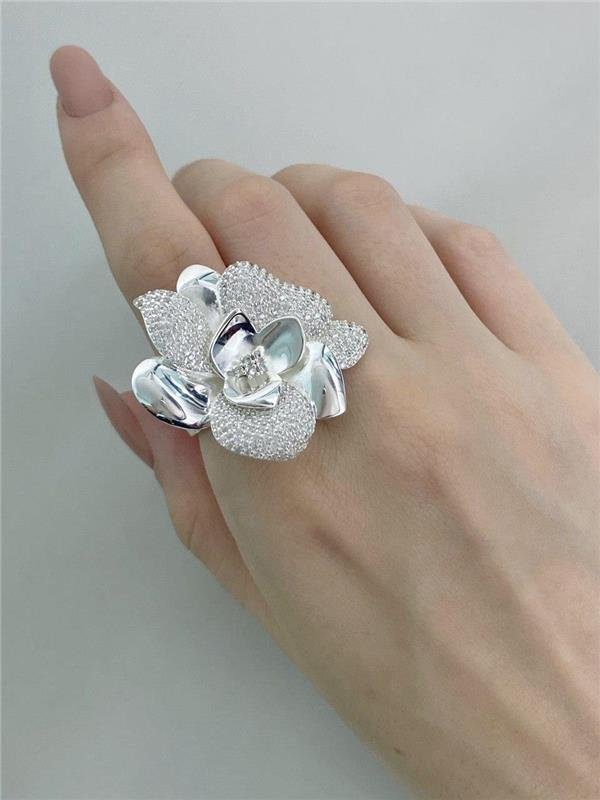 ANEL MAX FLOR C/DETALHE LISO E ZIRCÔNIA