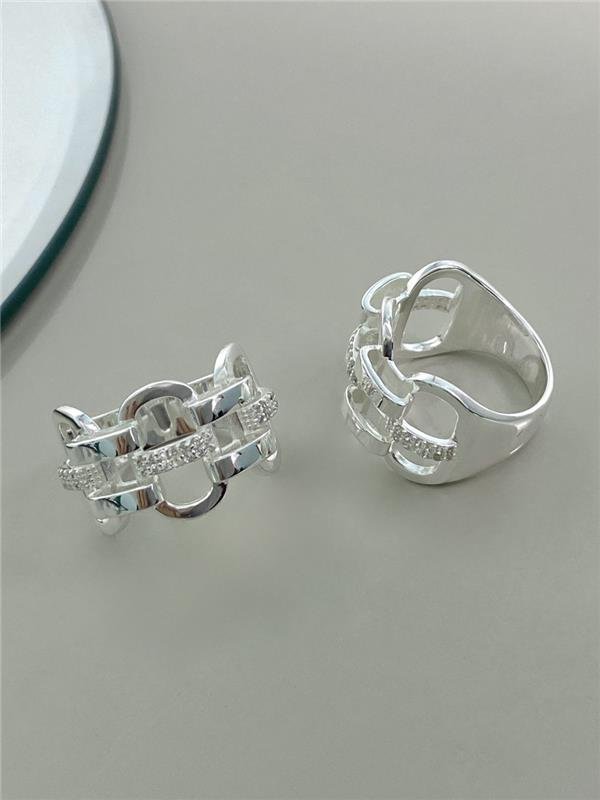 ANEL ELO VAZADO COM DETALHE EM ZIRCÔNIA