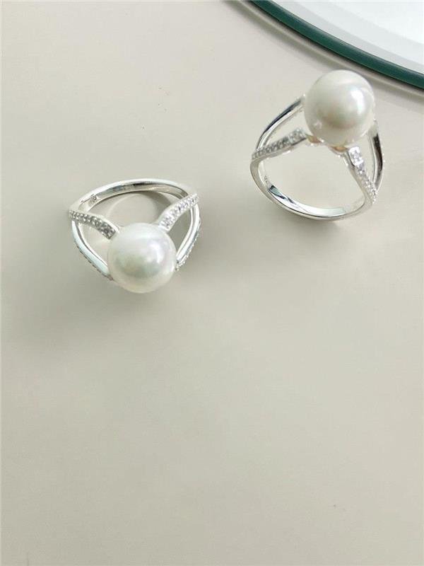 ANEL PÉROLA SHELL C/DETALHE VAZADO E ZIRCÔNIA