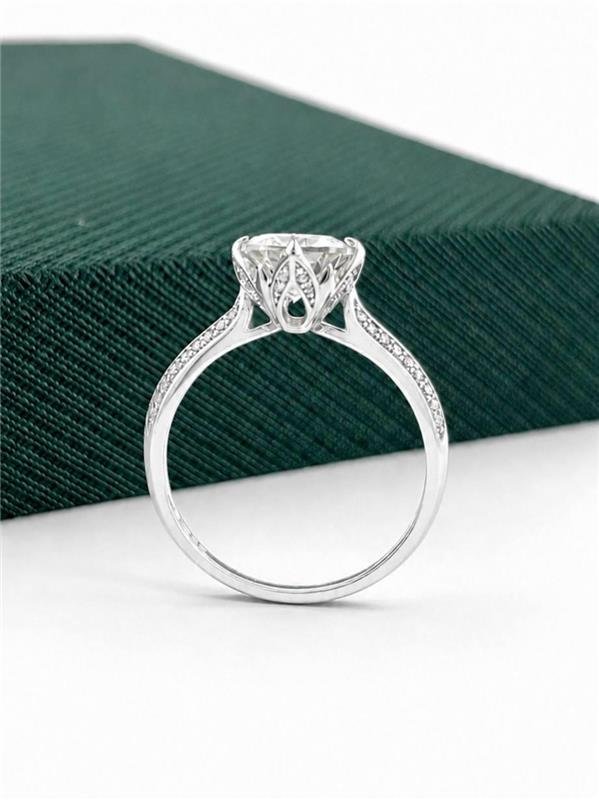 ANEL SOLITÁRIO GARRA FLOR DE LÓTUS MOISSANITE