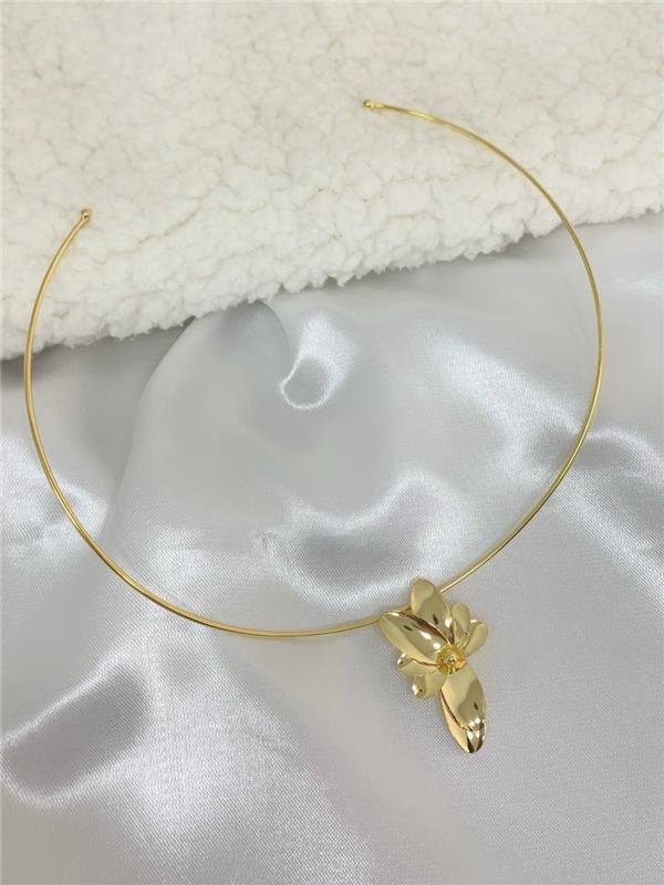 ARO RÍGIDO C/PINGENTE FLOR PÉTALAS