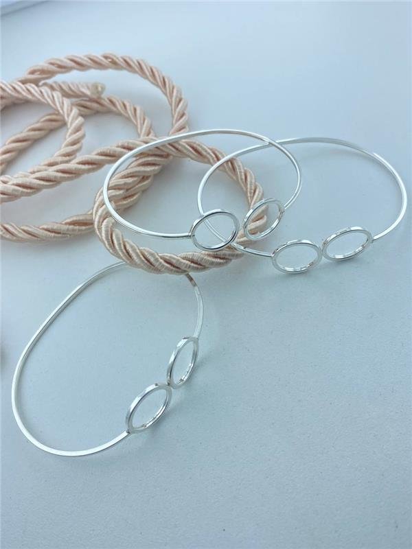 BRACELETE FIO QUADRADO 2 CÍRCULOS