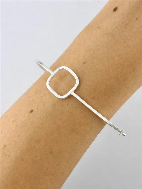 BRACELETE FIO QUADRADO GEOMÉTRICO
