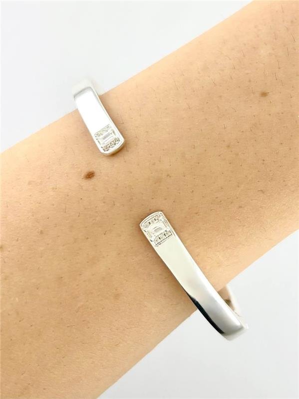 BRACELETE RÍGIDO ACHATADO ARTICULADO