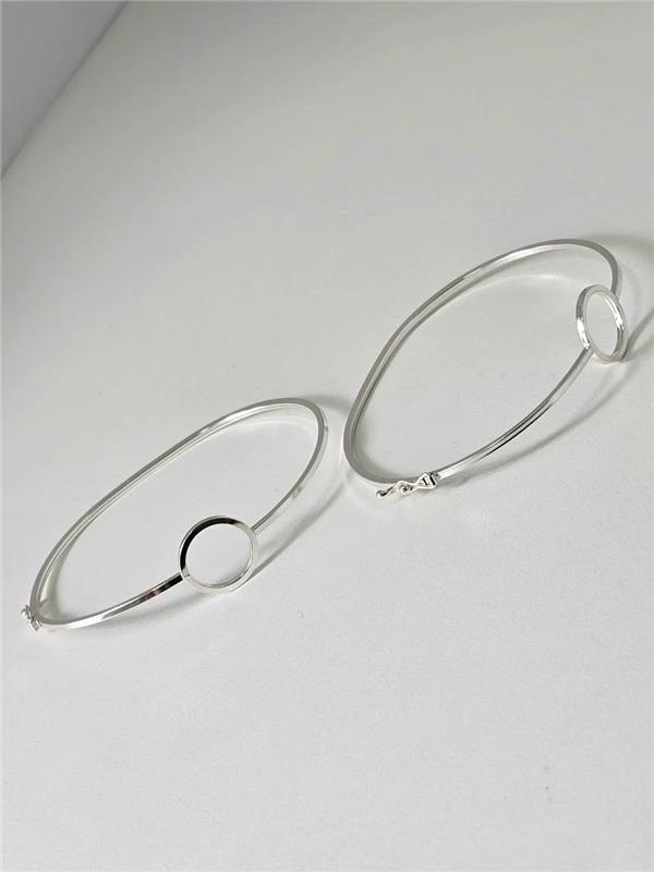 BRACELETE CÍRCULO VAZADO FIO QUADRADO