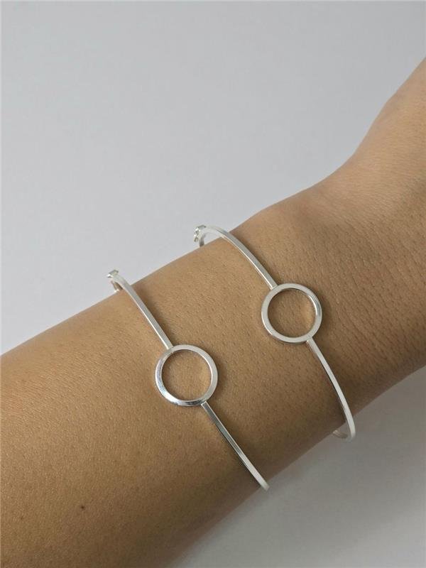 BRACELETE CÍRCULO VAZADO FIO QUADRADO