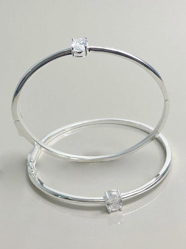 BRACELETE RÍGIDO COM PONTO LUZ OVAL