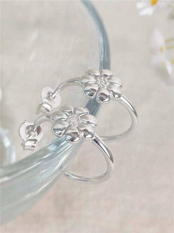 BRINCO ARGOLA DETALHE EM FLOR 1,7CMX1,6CM