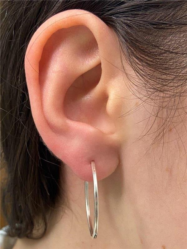 BRINCO OVAL FIO QUADRADO